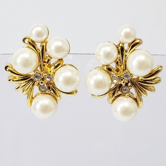 Elegant Pearl and Rhinestone Floral Cluster Clip Earrings Gold Tone - Picture 3 of 5